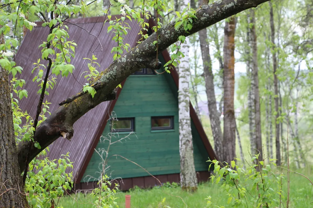 Уютный домик зеленый A-Frame с террасой