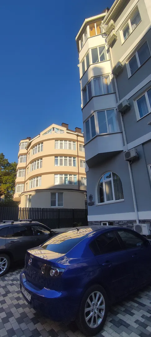 Вид на парковку у комплекса. 