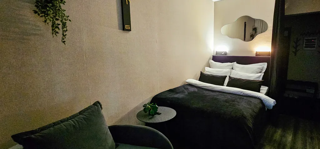 Большая студия с панорамным балконом, видом на реку