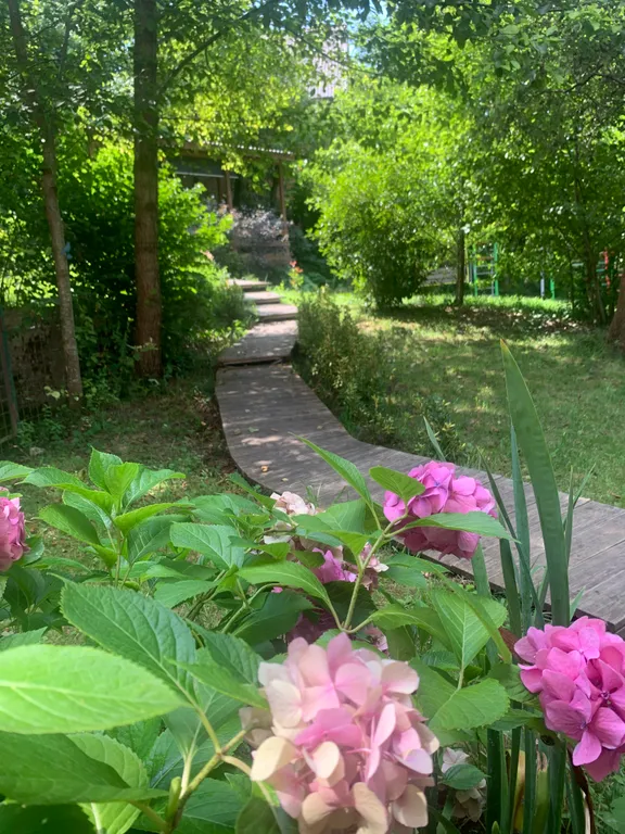 Уютный дом с просторной территорией