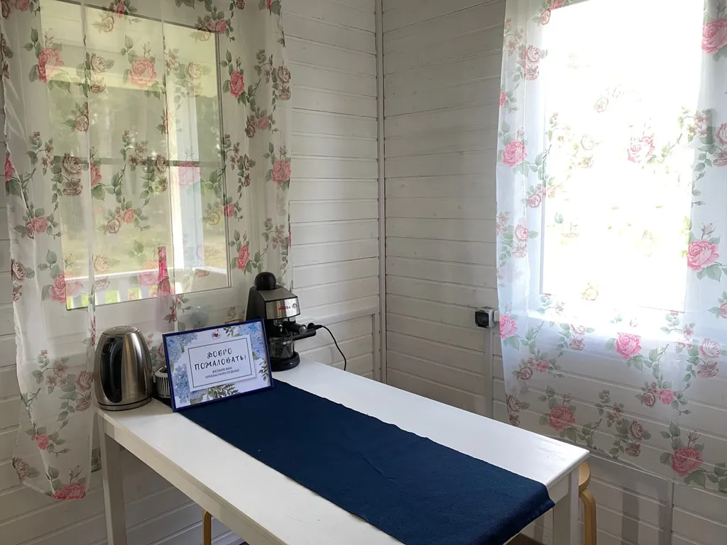 Милый домик у озера с баней