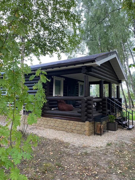 Уютный домик в лесу у пруда