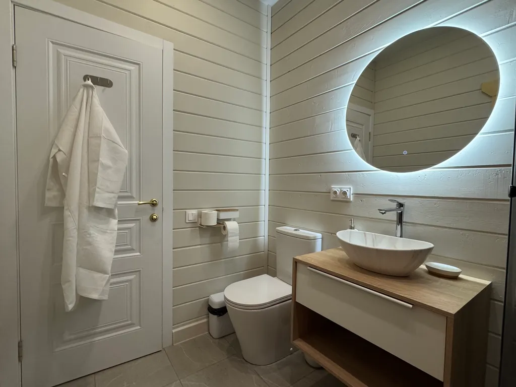 Коттедж недалеко от озера с двумя спальнями и сауной