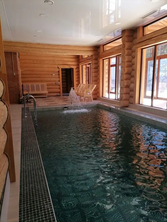 Уютный коттедж из бруса с бассейном