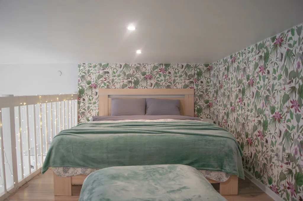 Двухуровневая студия с высокими потолками