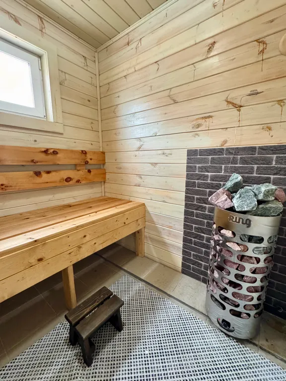 Уютный домик на берегу