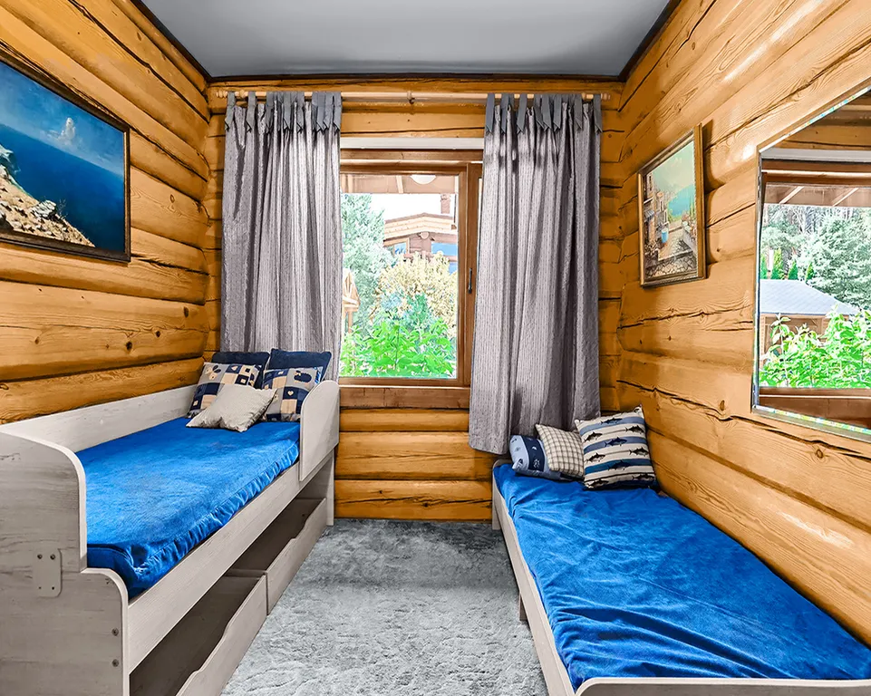 Коттедж в лесу с видом на озеро