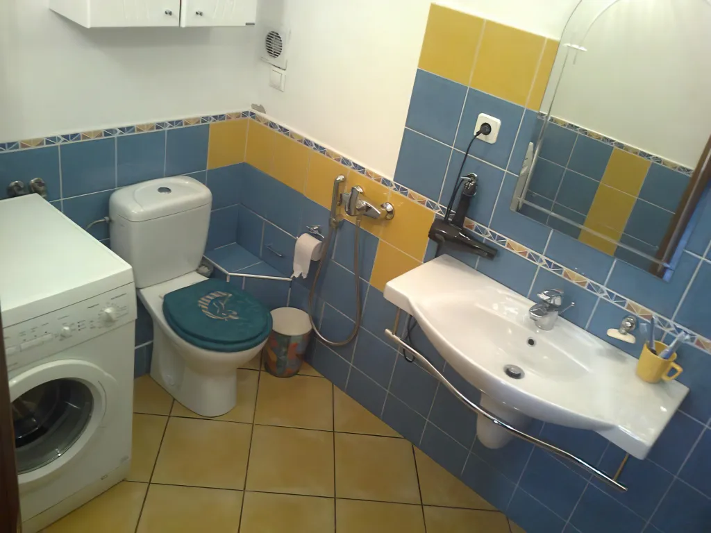 Уютная комната в уникальной квартире с камином