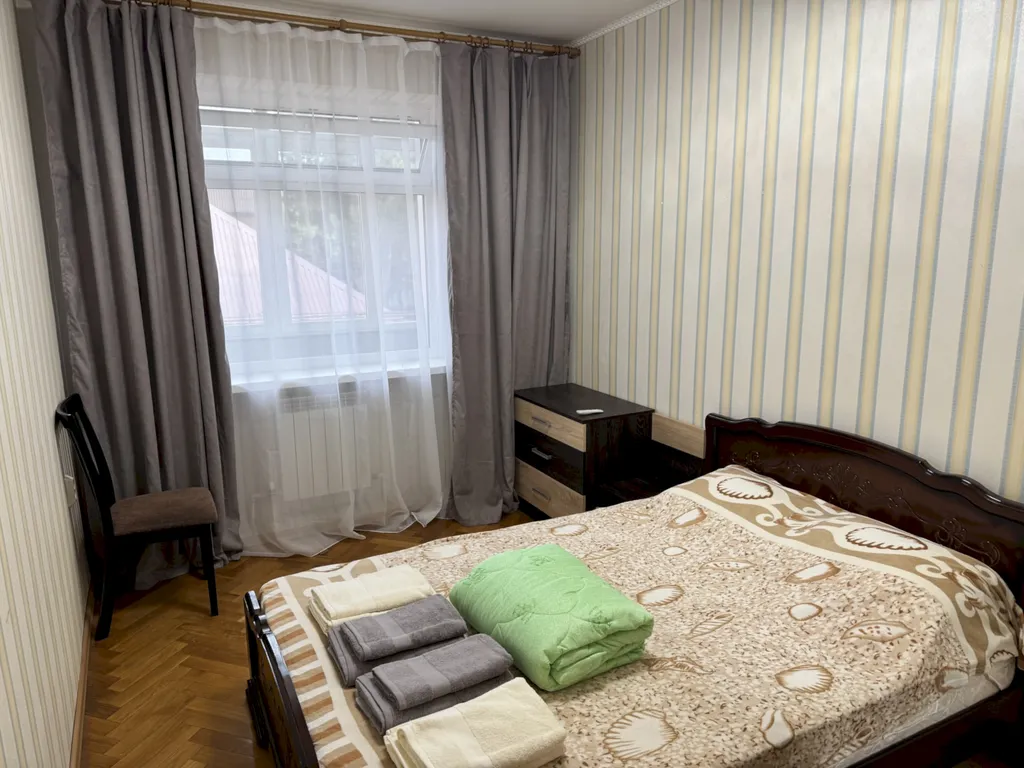 Квартира Четырёхкомнатная квартира в центре с балконом – 7 минут до моря — Геленджик