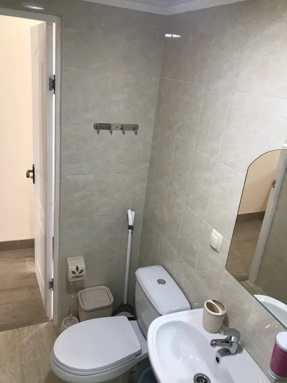 Индивидуальный номер на земле в уютном дворике