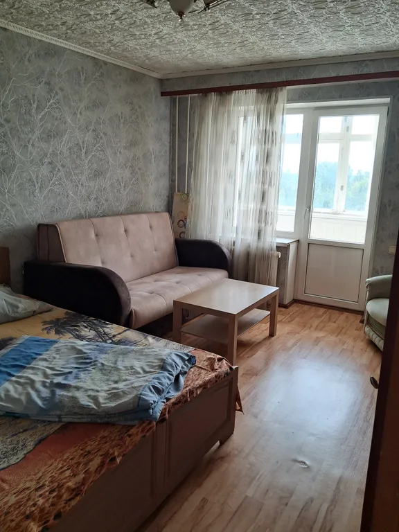 Просторная 2-комнатная квартира со свежим ремонтом недалеко от въезда.