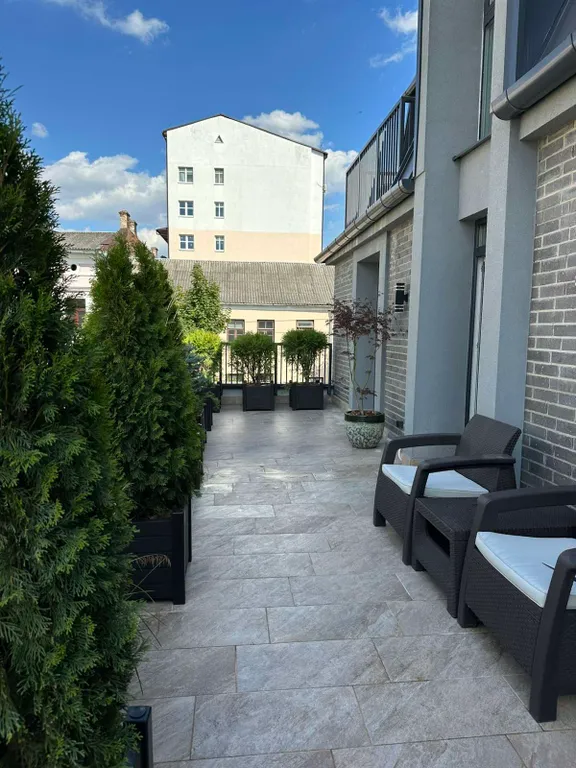 Эксклюзивная евродвушка с просторной террасой в самом сердце города