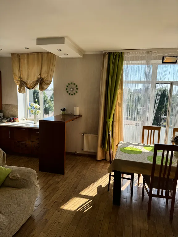 Большая 3-комнатная квартира в самом центре на площади