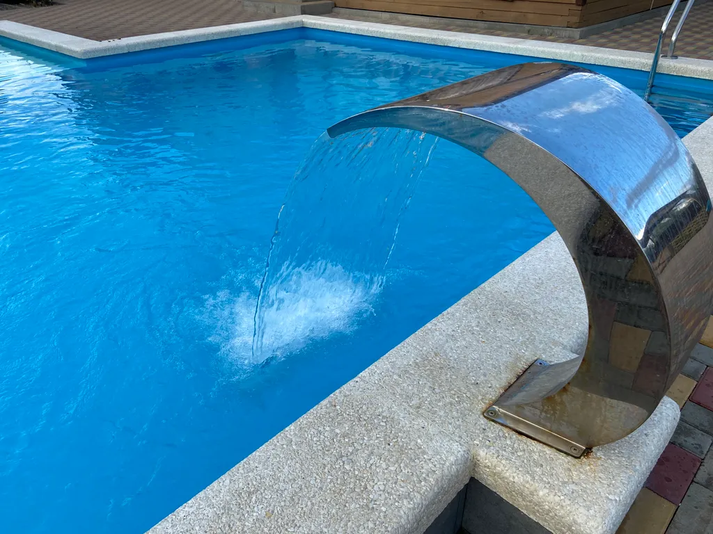 Уютные домики у канала