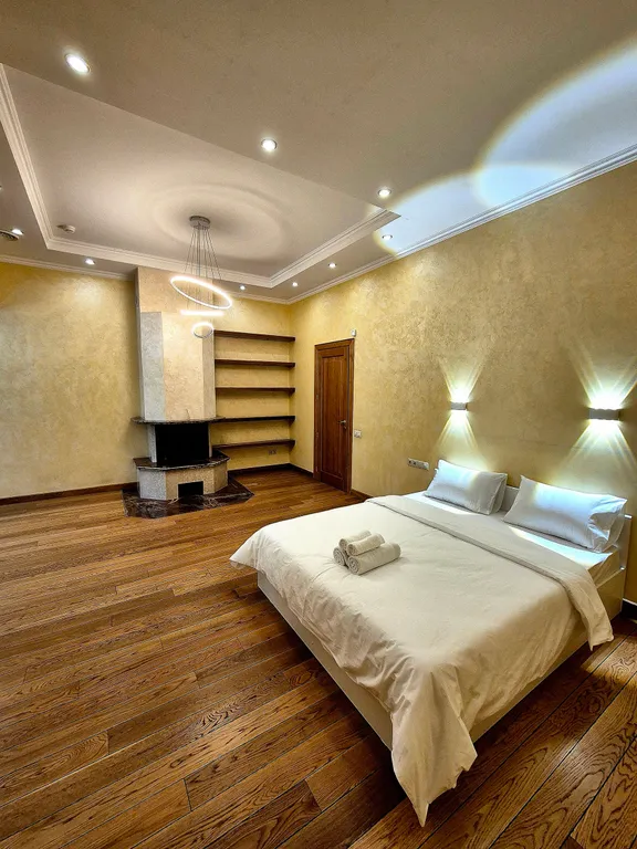 Особняк с большим бассейном в живописном лесном поселке