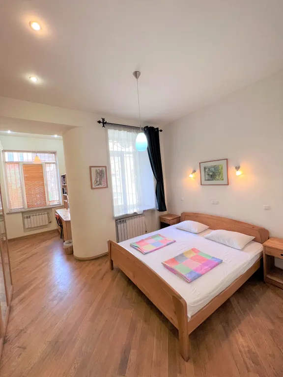 Квартира с балконом у площади Республики и экскурсии с Рубеном