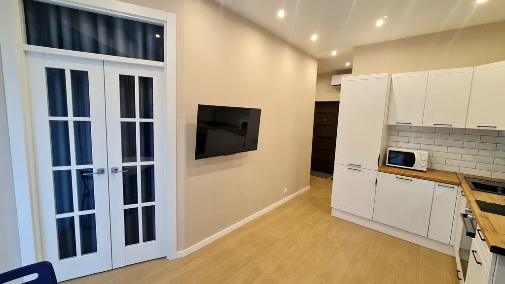 Квартира-студия с изолированной спальней и балконом в приморском парке