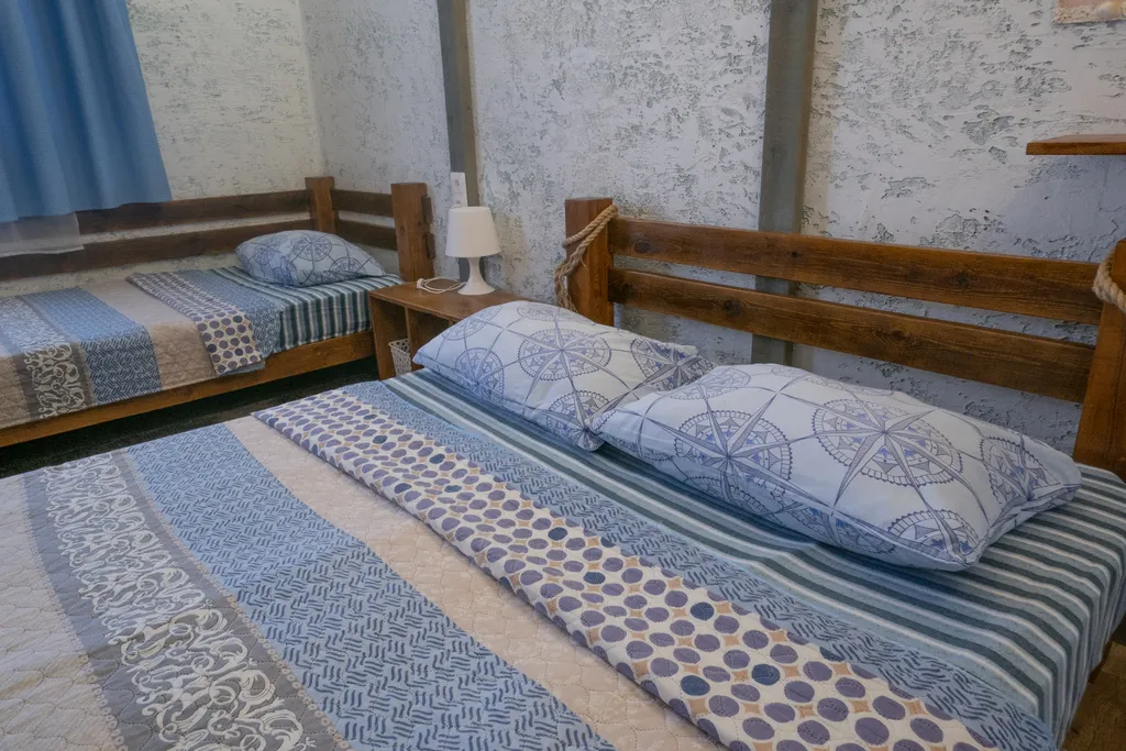 Трехместный номер с двухспальной и односпальной кроватями