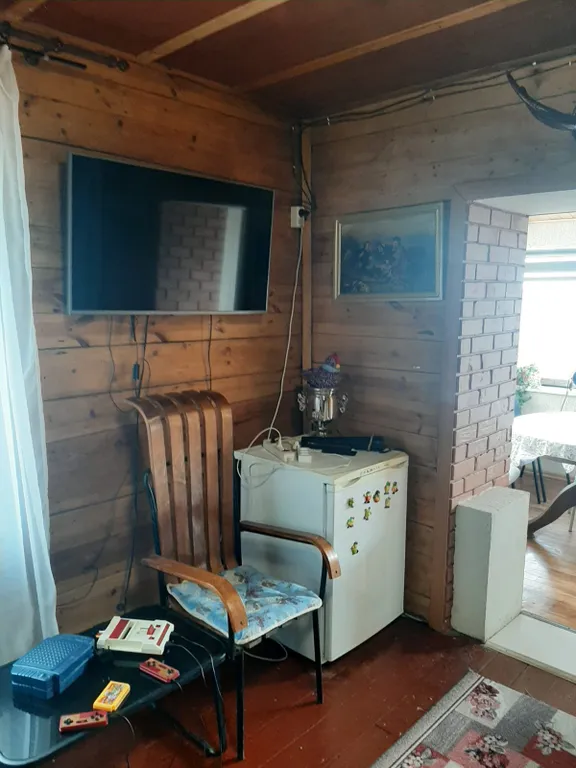 Деревенский дом у озера