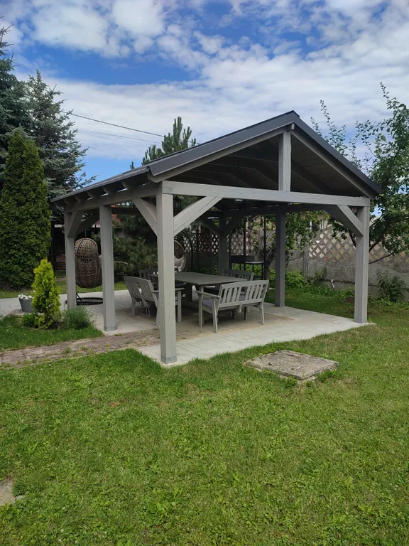 Дом с камином, красивой беседкой  большой территорией недалеко от моря