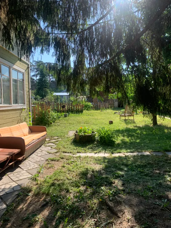 Живописный дом на природе недалеко от города