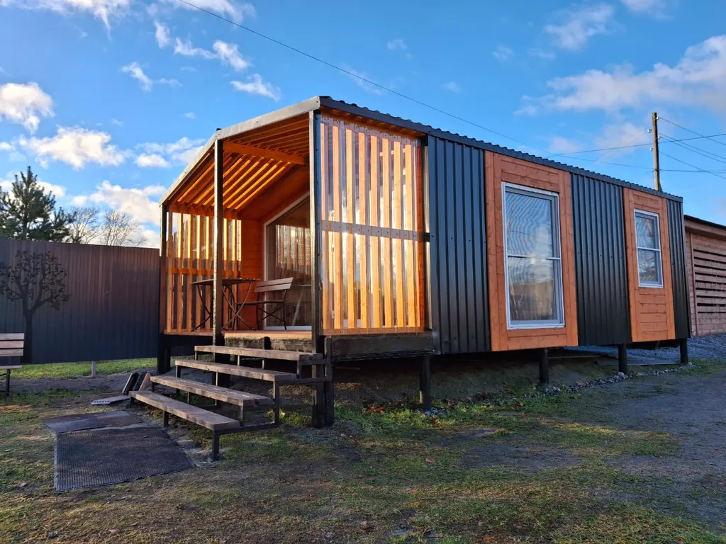 Уютный домик у реки