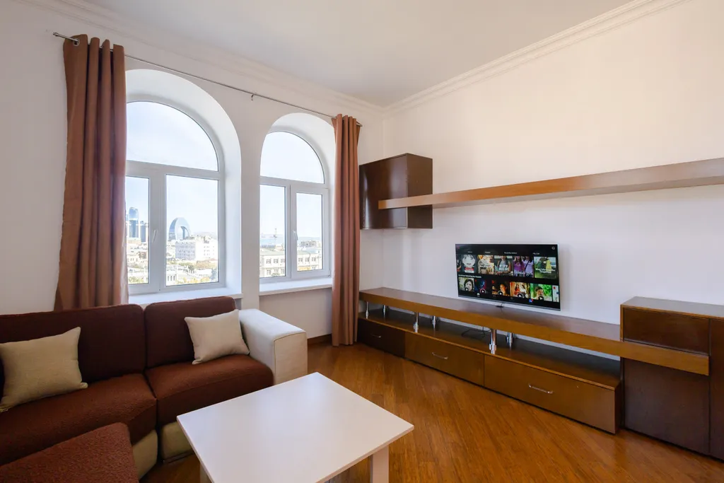 Апартаменты с видом на торговую улицу