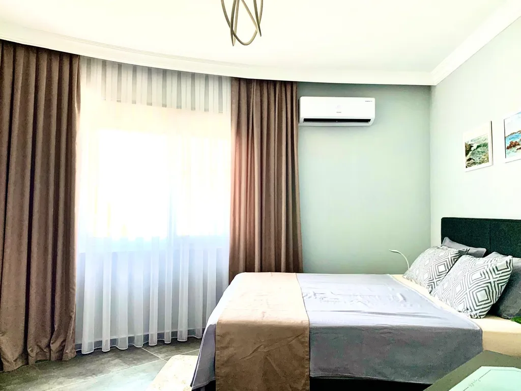 Современный апартамент с балконом и террасой с видом на море и горы