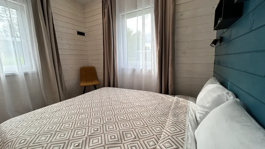 Дом с видом на сосновый лес возле Игоры Драйв с уютной зоной кострища