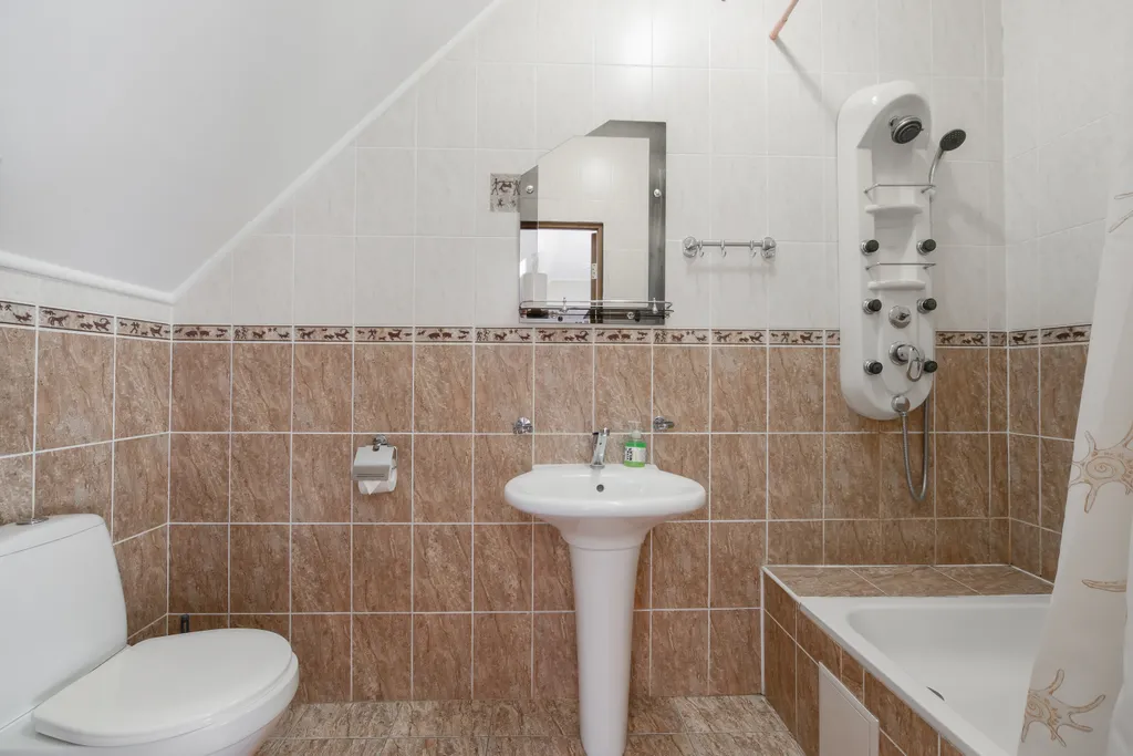 Большой дом с баней, бассейном, мангалом и парковкой