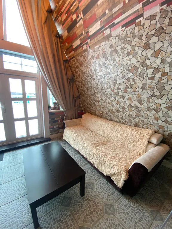 Дом-шалаш и баня-бочка на берегу горе-моря