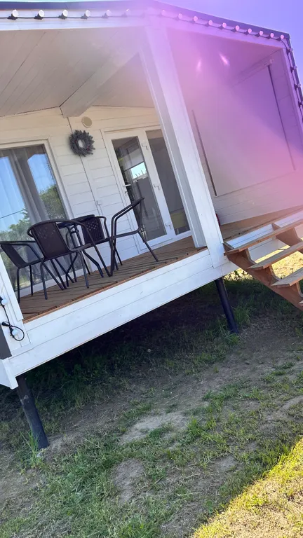 Уютный Белый дом у реки