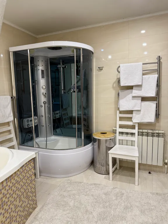 Дом с садом в центре рядом с набережной