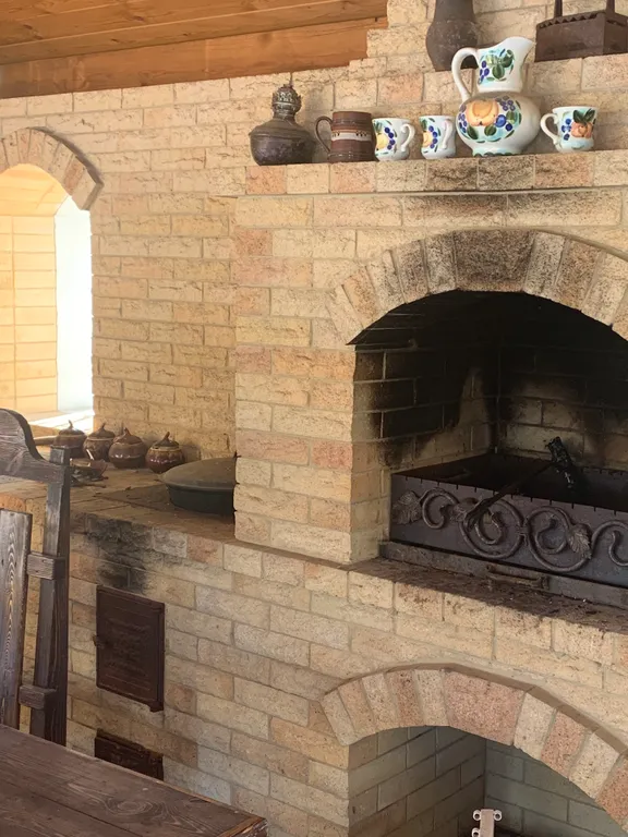 Дом на берегу озера с собственной конюшней