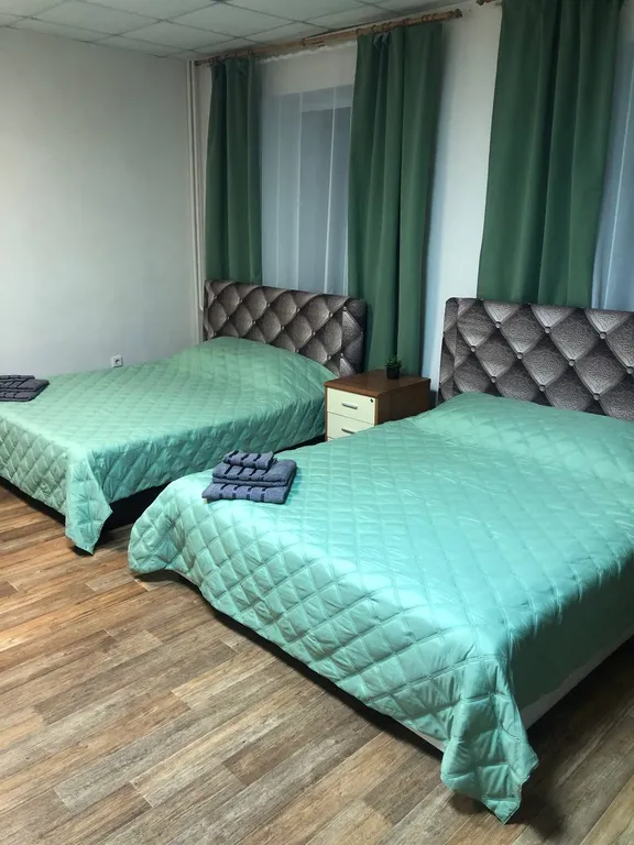 Семейная комната с двумя двухспальными кроватями