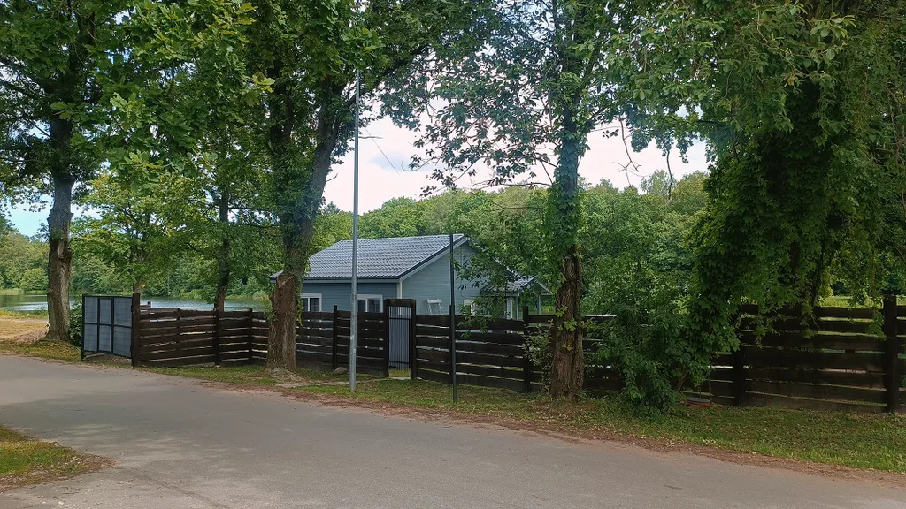 Дом на берегу озера