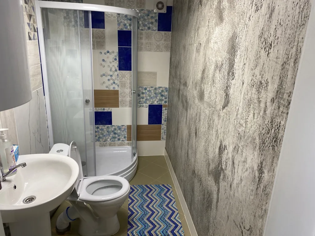 Домик на берегу залива