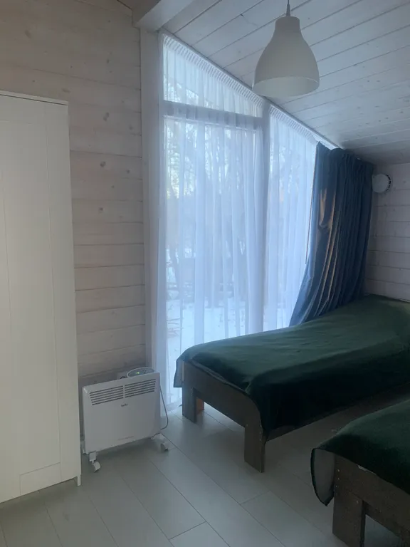 Дом с панорамными окнами в окружении леса