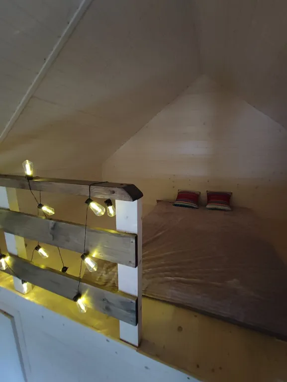 Домик на берегу реки