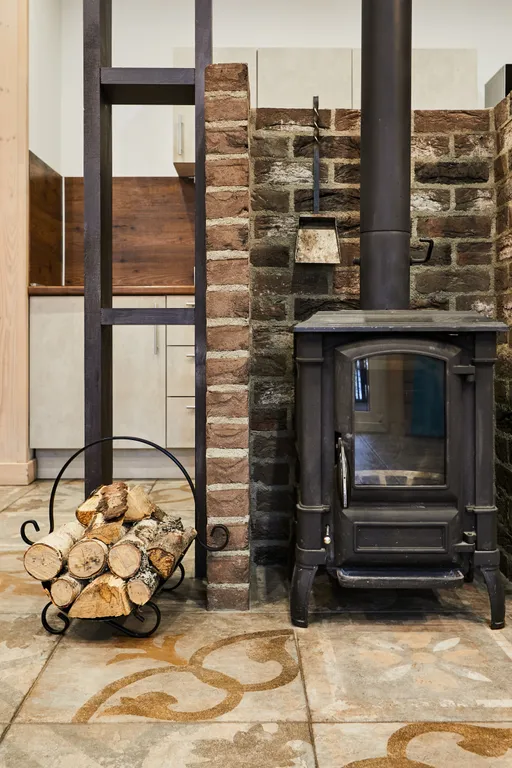 Просторный коттедж с 4 спальнями, камином и террасой