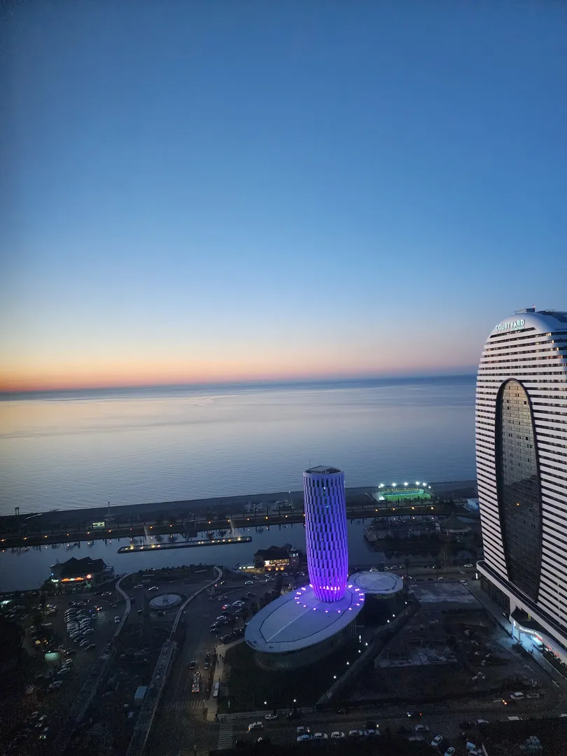 Вид на вечерний закат из Апартаментов Ramada Plaza Tower Sea View.