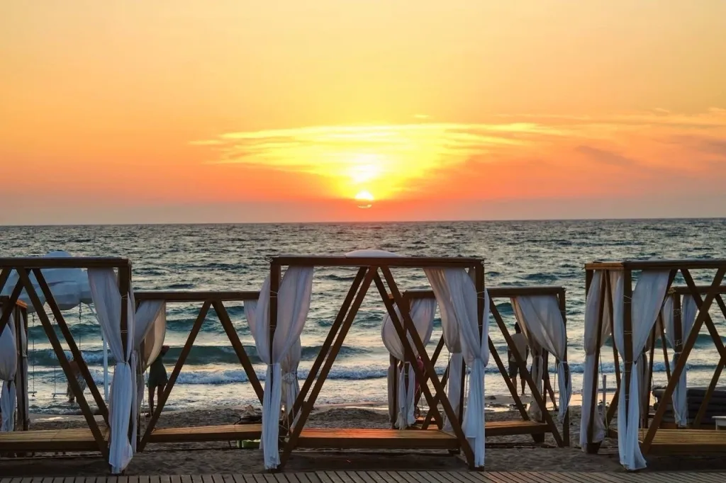 Студия у моря, Итальянская деревня