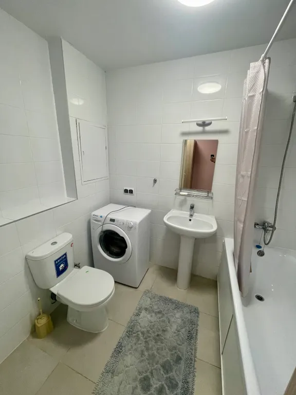 Однушка с кроватью и двумя диванами