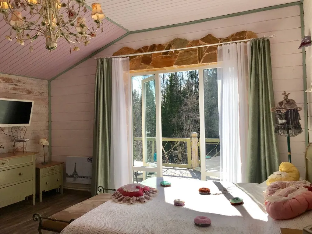 Уютный дом в сказочном лесу