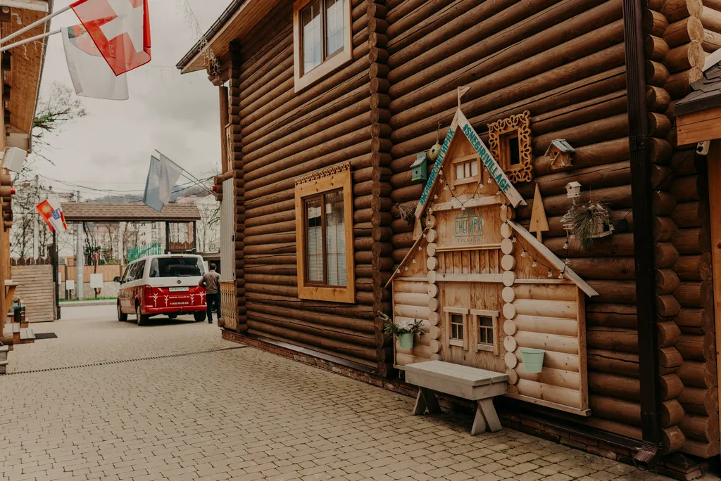 Дом напротив подъемника курорта Красная поляна с видом на горы