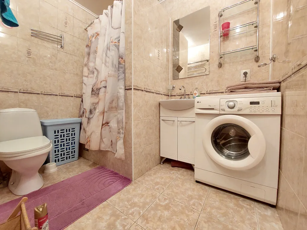 Двушка с планировкой трёшки. Микрорайон