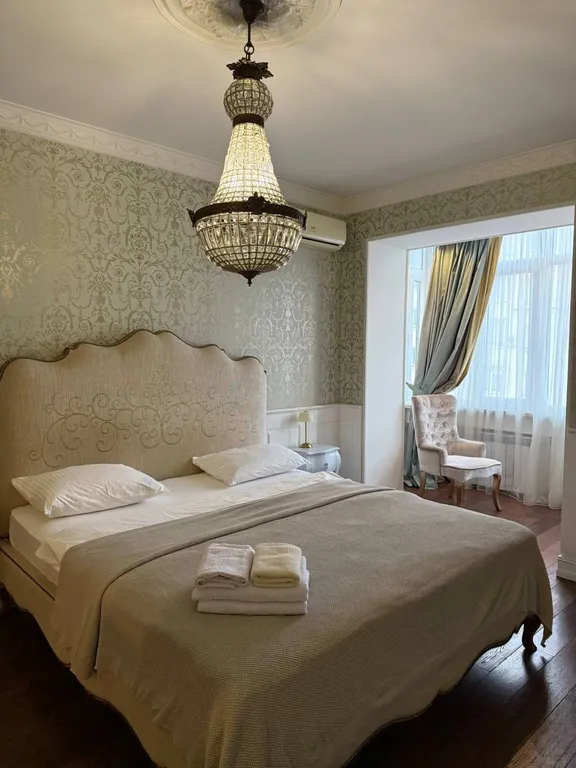 Квартира с видом на горы, город и храм Святого Георгия от Juls Apart