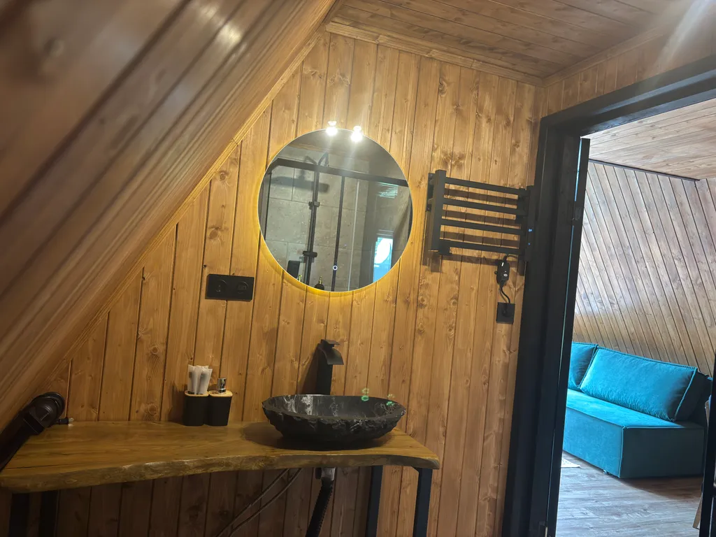 Дом А-фрейм с видом на горы и пруд