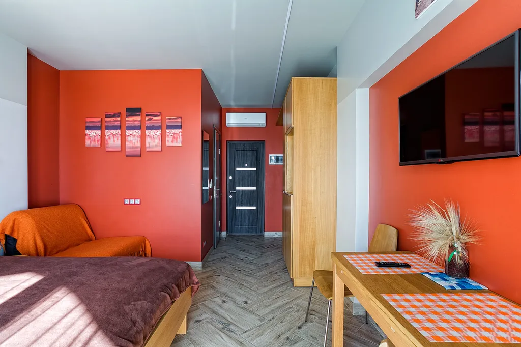 Современная студия с балконом у моря