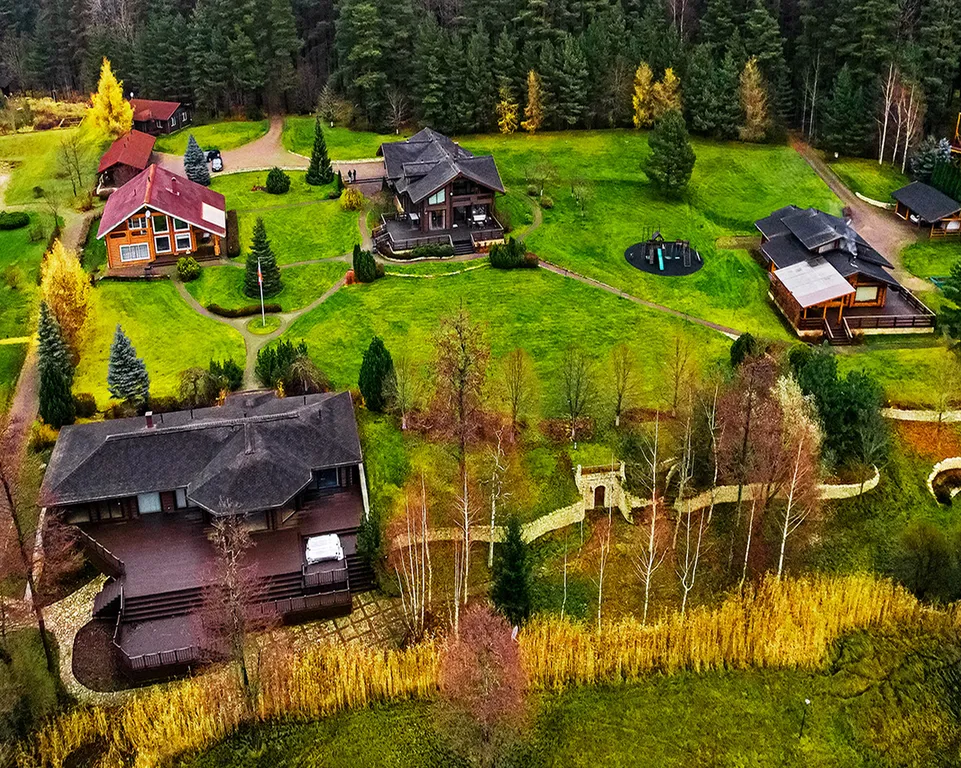 Коттедж в лесу с видом на озеро